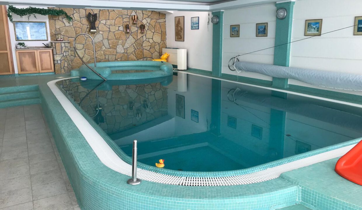 Pool mit Jakuzzi