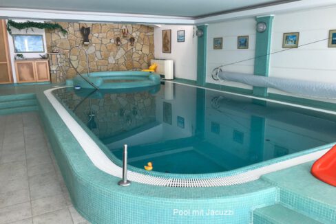 Pool mit Jakuzzi